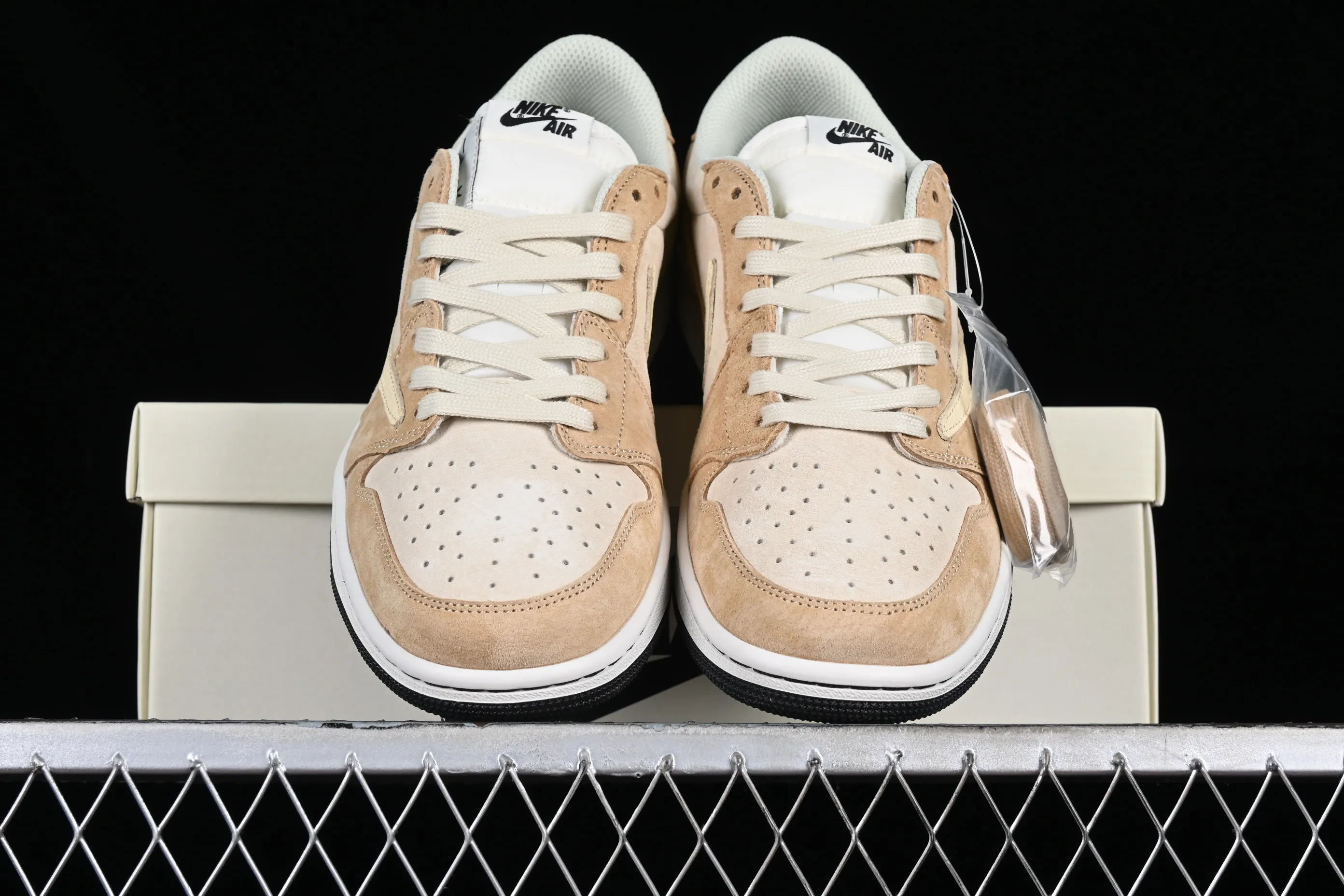 All Categories Air Jordan Jordan Series Basketball Shoes Air Jordan 1 Low Travis Scott x Air Jordan 1 Low OG AJ1 Joe 1 Reversed Overhook Joint Style Casual Sports Basketball Shoes DM7866-688